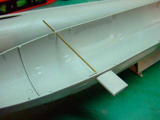 將潛降舵上下部位黏合